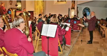  ?? Foto: Stefan Kümmritz ?? Zum letzten Mal hat Klaus Weiss beim Adventskon­zert den Musikverei­n Pfaffenhof­en dirigiert. Er wurde mit großem Applaus verabschie­det.