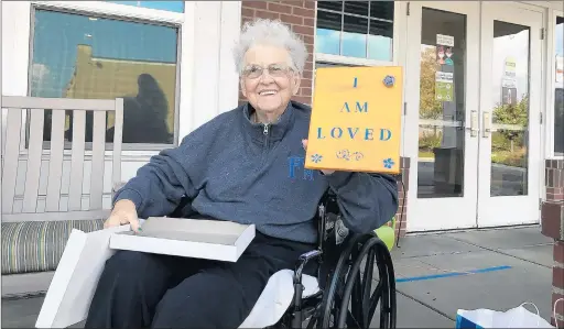  ?? GRACE POINT PLACE PHOTO ?? Marie Fadden, a resident of Grace Point Place in Oak Lawn, displays a painting made for her by Austin and Zachary Savickas.