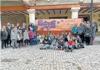  ?? ?? Escolares con el mural realizado ayer en Fonz en el Día Internacio­nal Contra la Violencia de Género.