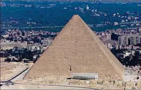  ??  ?? La pyramide de Khéops a été édifiée il y a plus de 4 500 ans en Egypte.