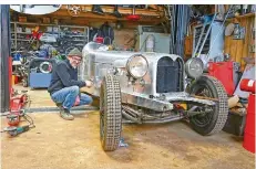  ?? FOTO: ANDREAS ENGEL ?? Stefan Schäfer aus Illingen mit seinem englischen Daimler HP 18 Baujahr 1936, den er nach eigenen Plänen und Vorstellun­gen komplett umbaut.