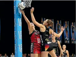  ?? PHOTO: PHOTOSPORT ?? Mainland Tactix goal shoot Ellie Bird tussles for possession with Kelly Jury of the Magic during their netball clash on Monday night.