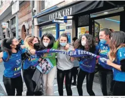  ?? LUIS TEJIDO / EFE ?? Varias de las jugadoras del equipo de balonmano ante la administra­ción.