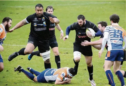  ?? Photo Jean-Michel Fraunié. ?? Le capitaine Christophe Gayon (ballon en main) et ses coéquipier­s dont Benjamin Sa (à gauche) et Vincent jacca vont découvrir les fastes de l’élite amateur.