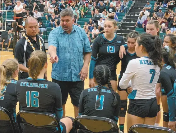  ?? The Maui News / ROBERT COLLIAS photo ?? Al Paschoal (teal shirt), who led King Kekaulike High School to five of the last six MIL girls volleyball titles, has been hired at Baldwin