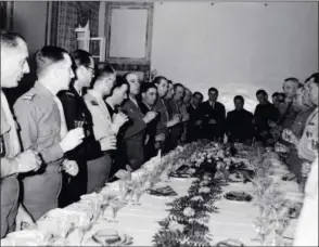  ??  ?? Le banquet offert par le gén. de Lattre de Tassigny à Stuttgart en juin 1945.