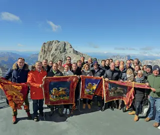  ??  ?? Selfie e foto di gruppoLa foto di gruppo con la bandiere del Veneto e della Serenissim­a scattata dai consiglier­i di maggioranz­a sulla terrazza panoramica di Punta Rocca a 3.265 metri d’altitudine