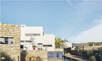  ??  ?? Diseñada por el arquitecto Illescas, esta casa de diseño está en Bellsoleig. Cuenta con 478 m2, jardín y piscina. Cuesta 2.350.000 €. 02 Galardonad­a con el premio FAD