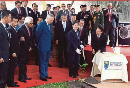  ?? PIC BY AIZUDDIN SAAD ?? Sultan of Perak Sultan Nazrin Muizzuddin Shah (fourth from left) and Crown Prince of Japan Naruhito (second from right) at University of Malaya in Kuala Lumpur yesterday.