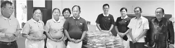  ??  ?? Tzu Chi hands over the food items to Beluru District Office for distributi­on to families affected by floods.