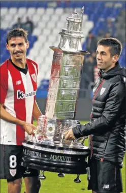  ??  ?? CAMPEONES. Iturraspe y Susaeta, con el trofeo.