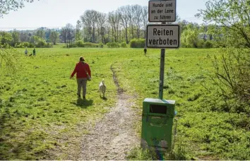  ?? Fotos: Uwe Krella ?? Für die Entsorgung des Beutels mit dem Hundekot hat die Stadt Neusäß eigene Abfalleime­r aufgestell­t.