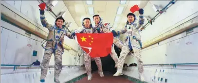  ??  ?? Top left: A technician explains the functions of the astronauts’ space suits. Top right: Liu Yang, the first Chinese woman in space, listens during a lecture. FENG Above: Pan Zhanchun, Li Qinglong, Fei Junlong and Liu Wang during a weightless­ness...