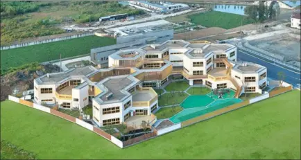  ?? PROVIDED TO CHINA DAILY ?? An aerial photo shows the honeycomb structure of hexagonal classrooms linked by small outdoor play areas at East China Normal University’s Affiliated Bilingual Kindergart­en in Shanghai’s Jiading district.