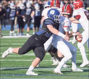  ?? Dave Stewart / Hearst Connecticu­t Media ?? Darien’s David Evanchick (33) tries to bring down New Canaan’s Drew Pyne (10) during the annual Turkey Bowl football game in 2019.