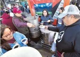  ?? ?? Tamales chiapaneco­s y atole chilango fueron parte del trayecto