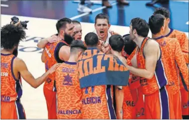  ??  ?? Los jugadores del Valencia celebran el triunfo frente al CSKA Moscú en la 24ª jornada de la Euroliga.