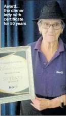  ??  ?? Award... the dinner lady with certificat­e for 50 years