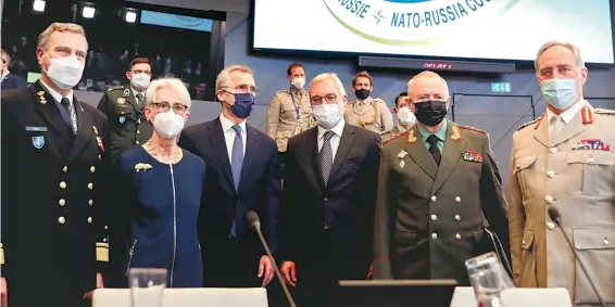  ?? ?? La delegación rusa y ministros de la OTAN se reunieron para frenar las ofensivas militares en la frontera entre Rusia y Ucrania