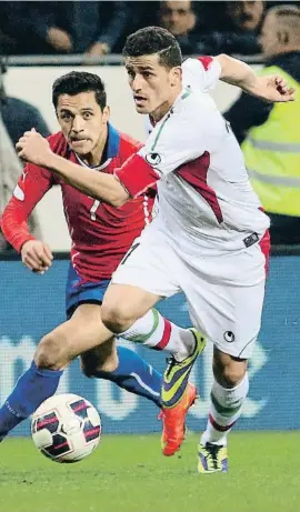  ?? Ronald Zak / AP ?? Ghafouri en un partit del 2015 contra el Xile d’Alexis Sánchez