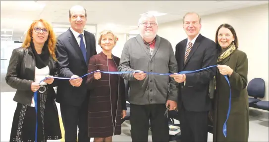  ?? GORDON LAMBIE ?? Line Cardinal, Director of General Services; Jacques Fortier, Chair of the Board of Directors for the CIUSSS de l'estrie - CHUS; Dr. Suzanne Gosselin, Director of Profession­al Services; Normand Bernier, President of the users' committee; Andre Bachand, Member of the National Assembly for Richmond; and Patricia Gauthier, President and Chief Executive officer of the CIUSSS de l'estrie - CHUS cutting the ribbon on the new clinic, which will begin operations on January 14.