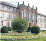  ??  ?? Das Neue Schloss in Bayreuth gilt als außerorden­tlich.
