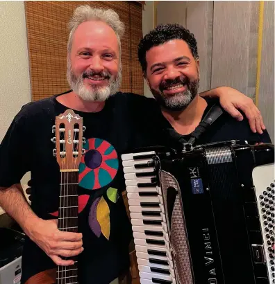  ?? Divulgação ?? Som de Dois, com Rafael Rosa (violão e voz) e Miguel Santos (acordeão) é atração na Feira na Praça