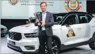 ?? PROVIDED TO CHINA DAILY ?? Hakan Samuelsson, president and CEO of Volvo Car Group, receives the Car of the Year award for the Volvo XC40 in Geneva on March 5.