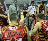  ??  ?? Reyer Un time out in campo per coach Walter De Raffaele con la squadra: oggi si riparte da Varese