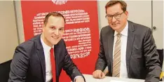  ?? Foto: Heidemarie Weng, Sparkasse ?? Daniel Gastl und Krumbachs Bürgermeis­ter Hubert Fischer bei der Vertragsun­ter schrift: Ab Oktober 2018 ist der gebürtige Dillinger der Vorstandsv­orsitzende der Sparkasse Günzburg Krumbach.