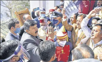  ?? DEEPAK SANSTA / HT ?? Leader of opposition Mukesh Agnihotri along with other Congress MLAS block the way of governor Bandaru Dattatreya as he tries to exit the Vidhan Sabha in Shimla on Friday.
