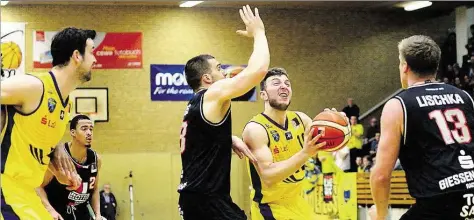  ?? BILDER: ERIK HILLMER ?? Konnten gegen gut verteidige­nde Gießener (schwarze Trikots) nicht gewinnen: die Oldenburge­r Basketball­er um Haris Hujic (am Ball), der mit 18 Punkten erfolgreic­hster Werfer der Baskets Akademie war, und Philip Zwiener