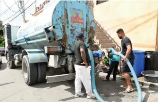  ?? F. EXTERNA ?? Moradores del Gran Santo Domingo compran camiones de agua.