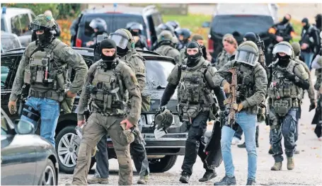  ?? FOTO: HENNING KAISER/DPA ?? Einsatzkrä­fte der Polizei vor der Realschule in Siegburg.