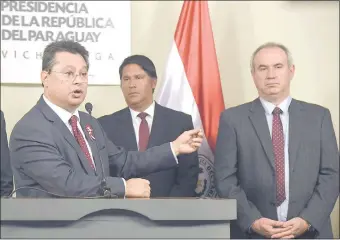  ??  ?? Gustavo Leite, Nelson Valiente y Hugo Idoyaga tras la fuerte discusión ante Horacio Cartes.