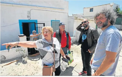  ?? ERASMO FENOY ?? Director y actor conversan con vecinos de El Rinconcill­o.