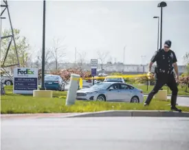  ?? JON CHERRY / GETTY IMAGES VIA AGENCE FRANCE-PRESSE ?? Le tireur est sorti de sa voiture avec un fusil d’assaut et a tiré « au hasard » dans le stationnem­ent, puis dans l’entrepôt, selon un responsabl­e de la police locale.