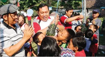  ?? BOY SLAMET/JAWA POS ?? AKRAB: Cabup nomor urut 4 Warih Andono (tengah) melihat lomba Agustusan di Sidokerto, Buduran, kemarin.