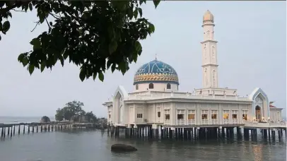  ??  ?? Majestic beauty: the masjid al-badr Seribu Selawat, Perak’s very own floating mosque, is a special highlight of Pangkor.