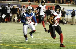  ?? PHOTOS AGENCE QMI, MARTIN ALARIE ?? Ex-quart-arrière étoile des Alouettes, Anthony Calvillo semblait soucieux en assistant à la déconfitur­e des siens. Les joueurs du Rouge et Noir ont été dominants contre les Moineaux.