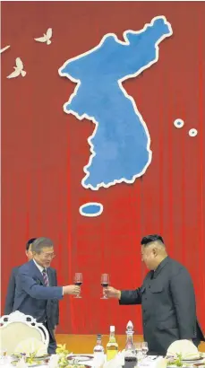  ?? FOTO: DPA ?? Symbolik und Nettigkeit­en: Der nordkorean­ische Machthaber Kim Jong-un (rechts) empfängt Moon Jae-in, Präsident von Südkorea.