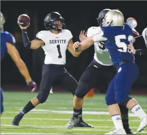  ?? Los Angeles Times/tns ?? Servite quarterbac­k Noah Fifita was one of many southern California high school football standouts who attended a summer camp that drew hundreds of people and seemingly defied health regulation­s.