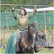  ??  ?? Beim Ritterturn­ier lässt sich der wackere Reiter feiern.