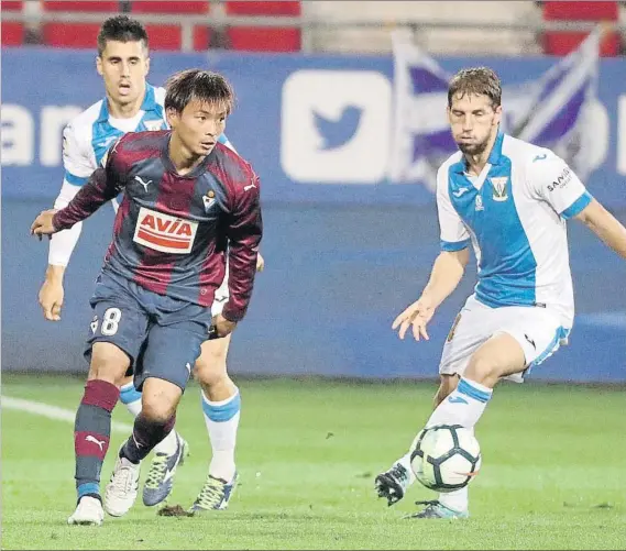  ?? FOTO: EFE ?? Takashi Inui en un instante del encuentro del viernes que enfrentó al Eibar con el Leganés