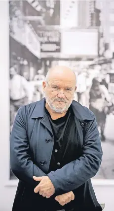  ?? FOTO: ANDREAS ENDERMANN ?? Der Modefotogr­af Peter Lindbergh stellt im NRW-Forum seine Art von Modefotos aus.