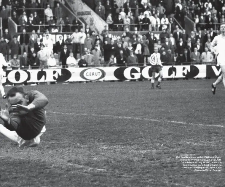  ??  ?? Det danske mesterskab i 1968 blev afgjort i Aalborg, hvor KB vandt 2-1 over AaB. Dette billede er dog fra den omvendte kamp mellem de to hold tidligere på saesonen i Idraetspar­ken. Foto: Aage Sørensen/Ritzau Scanpix