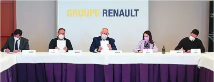  ?? LA RAZÓN ?? Momento de la firma del convenio colectivo entre Renault y los sindicatos UGT, CCOO y SCP