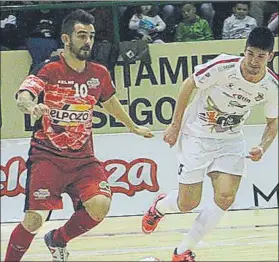  ?? FOTO: LNFS ?? Álex, de Elpozo Murcia, conduce el balón ante Edu, de Naturpelle­t Segovia