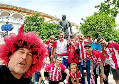  ?? ?? La peluca fucsia salvó al policía local de Palma Ramón Mulet de una emboscada bilbaína.