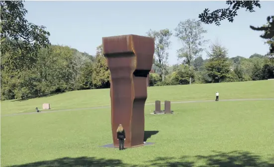  ?? ?? Eines der Markenzeic­hen vieler Werke von Chillida: die schiere Größe.